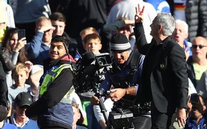 Khi "tấm khiên" trứ danh tan vỡ, Mourinho cần dùng "thanh kiếm" để cứu Man United
