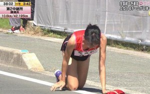 Bị chuột rút, nữ VĐV chạy tiếp sức Nhật Bản kiên trì bò đến mức chảy máu 2 đầu gối để chuyển lượt chạy cho đồng đội
