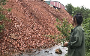 Công ty đổ cả "núi" gạch thải chắn dòng chảy khe, chính quyền không hề biết