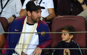 Cùng bố đi xem Barcelona, nhưng con trai Messi lại vẽ logo đội bóng của Ronaldo