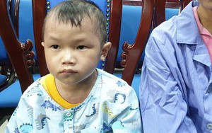 Bé "người cóc" đã bay sạch mụn cóc một cách  "kỳ lạ" sau 10 ngày điều trị