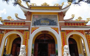 BQL đền thờ bỏ tiền tỉ mua xe đi giao lưu: Mỗi năm cúng hơn 100 đình, đi xe máy nguy hiểm