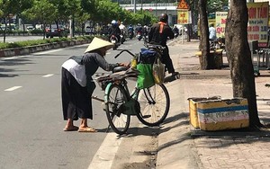 Bà Già Ve Chai liêu xiêu giữa dòng đời bất tận
