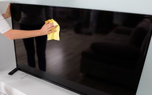 Làm sao để lau chùi TV màn hình phẳng đúng cách nhất