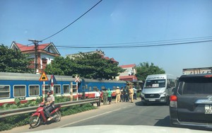 Bắc Giang: Tàu hỏa chở khách tông xe bồn, lái tàu gãy chân