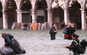 Cảnh tượng 70% thành phố Venice chìm trong biển nước, có khu vực ngập tới ngang tới thắt lưng