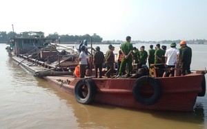 Cát tặc phun vòi rồng, ném chai thuỷ tinh về phía công an để bỏ chạy