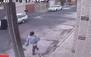 Sợ mất việc, mẹ trẻ nhẫn tâm bỏ con mới sinh vào thùng rác công cộng