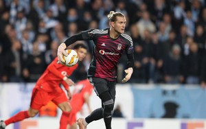 Chưa thoát khỏi ám ảnh Champions League, Karius lại "tặng" bàn thắng cho đối thủ