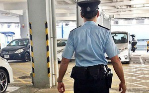 Đội mũ ngược, cảnh sát Hồng Kông “gặp họa”