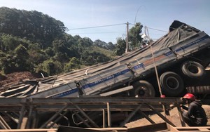 Mất lái, xe tải húc sập cầu tạm trên đường Hồ Chí Minh