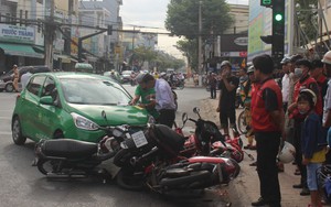 Taxi Mai Linh tông hàng loạt xe máy đang chờ đèn đỏ