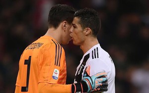 Ronaldo "nhắc bài" giúp thủ môn Juventus làm bẽ mặt Higuain trong quả penalty
