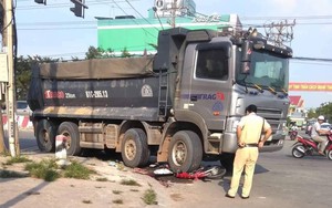 Xe ben ôm cua cán nát xe máy và đôi chân người phụ nữ giữa ngã tư