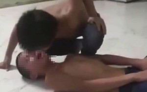 Hà Nội: Bố bắt em trai nhổ nước bọt vào miệng anh, bôi thức ăn bị nôn lên mặt