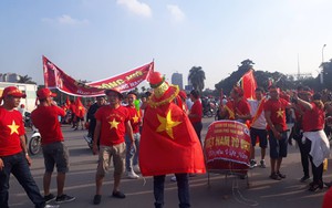 CĐV dán băng rôn khẩu hiệu lên “siêu xe" để “tiếp lửa” đội tuyển Việt Nam