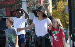 Angelina Jolie đưa con ruột đi chơi trước ngày hội ngộ Brad Pitt tại tòa nhưng 3 con nuôi thì vắng mặt