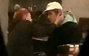 Justin Bieber bỗng ôm mặt khóc nức nở trong quán bar, Hailey ngồi cạnh không ngừng an ủi