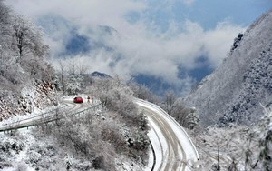 24h qua ảnh: Tuyết đầu mùa phủ trắng ngôi làng Trung Quốc