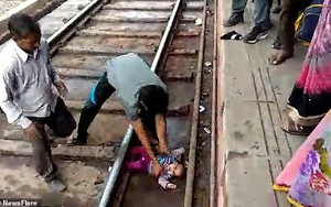 Mẹ trượt tay đánh rơi con xuống đường ray, em bé kỳ diệu thoát chết trong gang tấc khi chiếc xe lửa chạy ngang qua