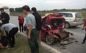 Tài xế xe tải gặp nạn vừa được đưa lên taxi tiếp tục bị xe khác đâm trúng