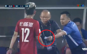 Tiết lộ mẩu giấy "nhắc bài" thầy Park đưa cho Hồng Duy trong trận đấu với Campuchia