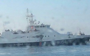 Tàu Nga bị xé toạc phần hông, hỏng nặng sau khi đâm húc, nã đạn vào tàu Ukraine