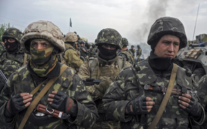 Nguy cơ chiến tranh ngày càng hiện hữu, người dân Ukraine gấp rút đào hào "chống Nga"