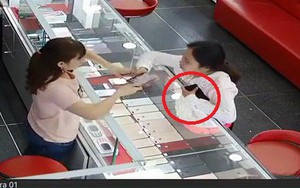 Clip: Nữ quái trộm iPhone X dễ như bỡn trước mặt người bán hàng