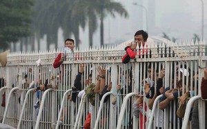 CĐV bức xúc: Mua vé trận bán kết AFF Cup khó như trúng Vietlott!