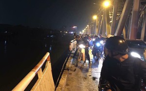 Xe Mercedes đâm thủng lan can cầu Chương Dương rơi xuống sông "có thể đã bị nước cuốn trôi"