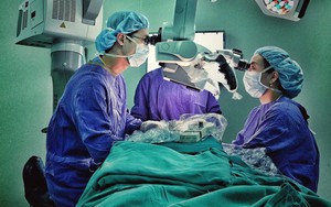 Cô gái bị lóc toàn bộ da đầu, bác sĩ "nhặt" từng mảnh da cấp cứu cho bệnh nhân