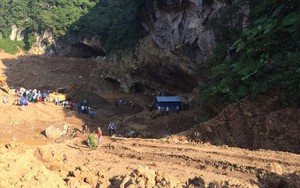 Hơn 100 người đang khẩn trương giải cứu hai phu vàng mắc kẹt trong hang