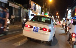 Tài xế lái xe biển xanh giả, hú còi inh ỏi ở Sài Gòn bị phạt gần 15 triệu