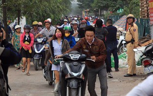 Sau cảnh tượng "dậy sóng" dư luận, đoàn người vẫn ùn ùn dắt xe ngược chiều trên vỉa hè HN