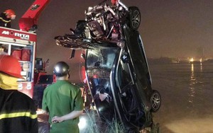 Biểu hiện bất thường của chiếc xe Mercedes trước khi "xé thủng" lan can cầu, lao xuống sông Hồng