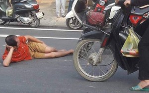 Đi bộ bị xe đạp điện đâm, người đàn ông nằm ăn vạ giữa đường khiến ai đi qua cũng nán lại