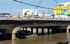 Sà lan chở 4 người bị chìm khi chui qua cầu