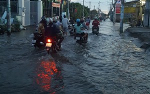 Đường Lê Văn Lương biến thành sông vì triều cường