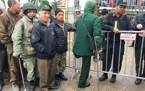 Ngày làm việc kinh hoàng của nhân viên VFF: Người đập cửa ầm ầm, người rồ ga xe tự chế khói mù mịt