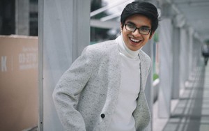 Bộ trưởng Malaysia gây sốt khi giản dị đi tàu điện đến cổ vũ AFF Cup