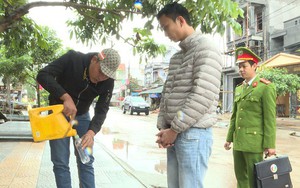 Nhận lương 8 triệu/tháng để đi thu lãi, ném chất bẩn vào nhà con nợ