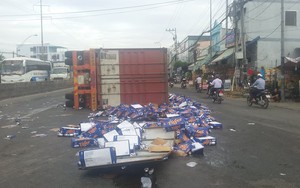 Hàng trăm thùng bia tràn ra đường, nhiều người nhặt mang đi mặc cho tài xế can ngăn
