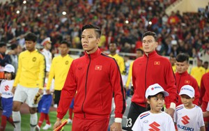 Quế Ngọc Hải tự tay đeo băng đội trưởng cho Văn Quyết trước khi nhận cúp vô địch AFF Cup