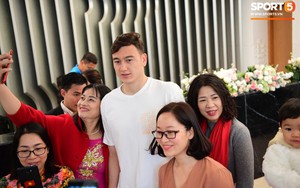 Văn Lâm, Xuân Trường bị fan vây chặt trên đường rời khách sạn về nhà