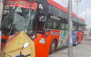 Tai nạn liên hoàn giữa 3 ô tô, xe khách Phương Trang tông gãy cột điện trước cửa quán ăn