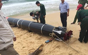 Biên phòng bàn giao vật thể lạ mắc vào lưới ngư dân Phú Yên cho hải quân