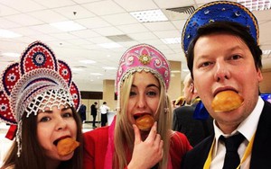 101 cách lạ lùng để thu hút sự chú ý của TT Putin: Giả làm công chúa tuyết, mặc áo vàng...