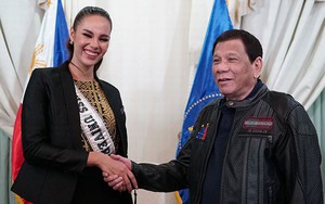 Tân Hoa hậu Hoàn vũ 2018 được Tổng thống Philippines đích thân chào đón và tặng hoa khi về nước