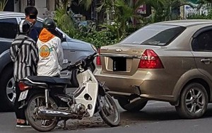 Đâm vỡ đuôi ô tô, hai bạn trẻ đi Dream khoanh tay không nói một lời khiến chủ xe "chào thua"
